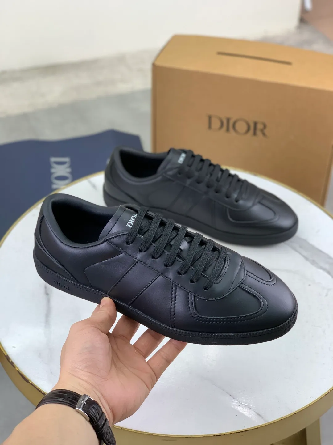 Men's men's shoes 💰P542 New Dior B01 top version of moral training shoes! ! ! White first-layer cowhide, fully oiled upper, original TPU molded outsole. New to the Fall 2025 collection, this sneaker marks the return of Dior’s classic style, reinterpreted in a stylish and elegant silhouette. Crafted from white smooth first-grain cowhide with a tonal silk sheepskin lining, it features the Dior logo on the tongue and inner sides, and a CD icon on the heel. Paired with Tpu anti-slip soles of the same color, it can be matched with various styles to create a sophisticated look.  Code number: 39-45 Complete package with airplane box